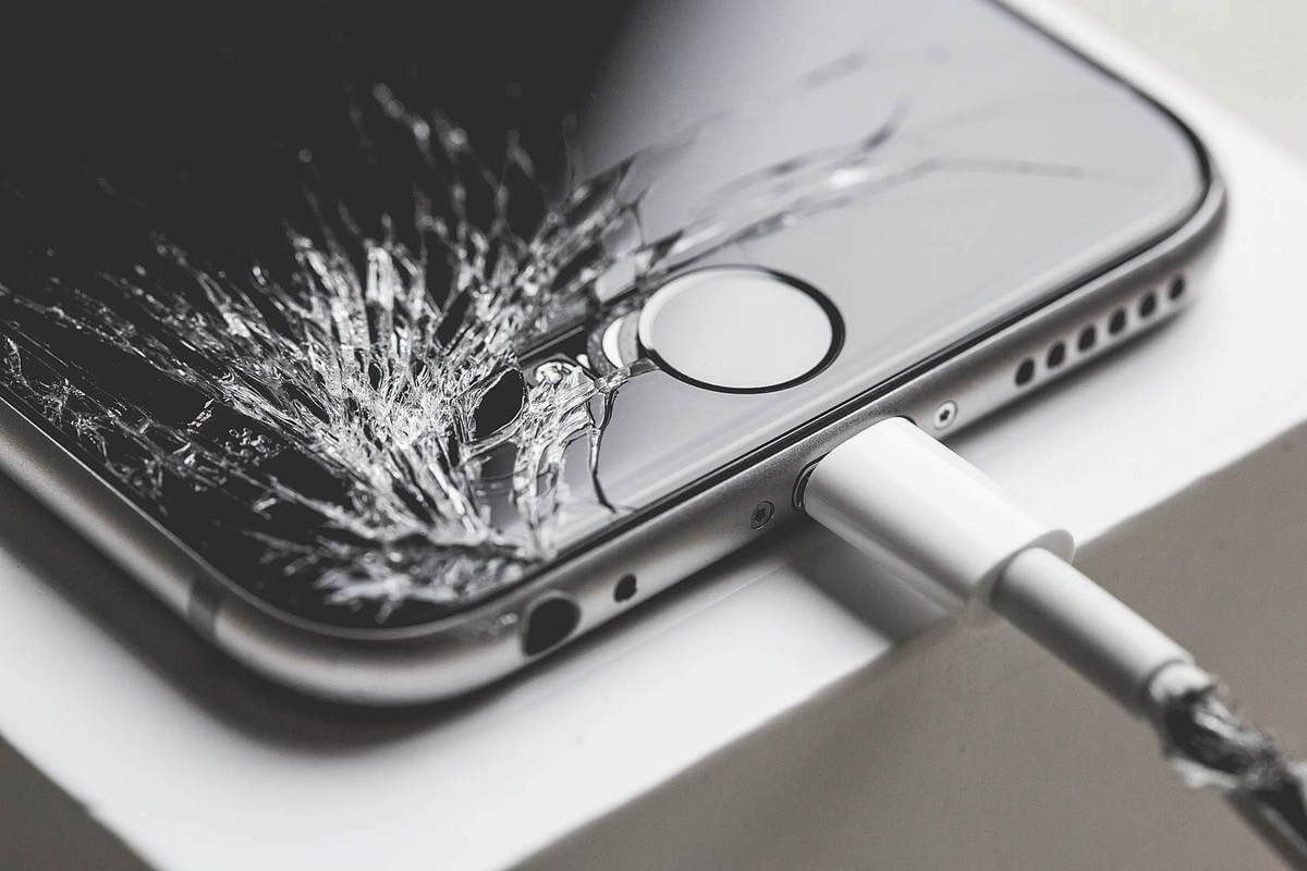 Чому небезпечно користуватися iPhone з тріщинами на екрані?